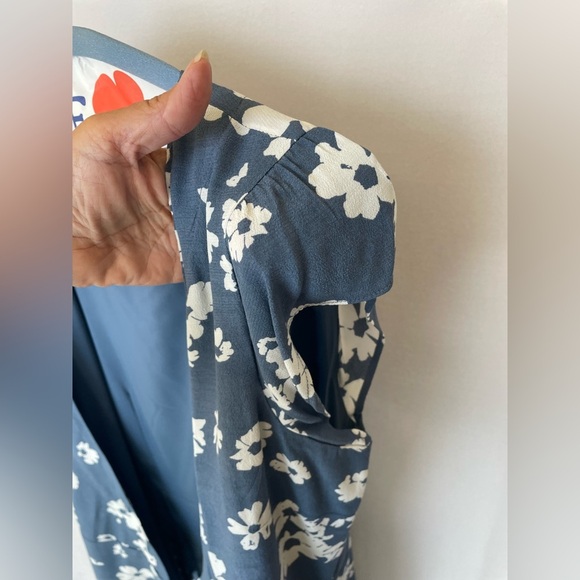 Gap midi blue and white floral wrap dress; Size 6 - Picture 6 of 8